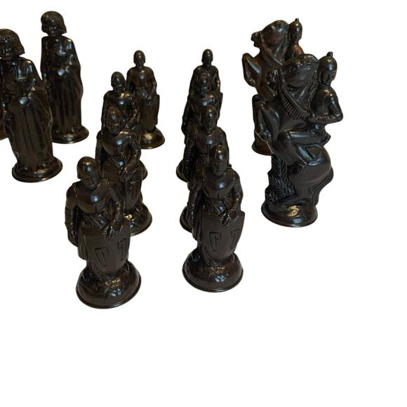 Edwin S Lowe Renaissance Plastic Felt Bottom Chessmen Vintage 32 Pieces - Picture 4 of 13